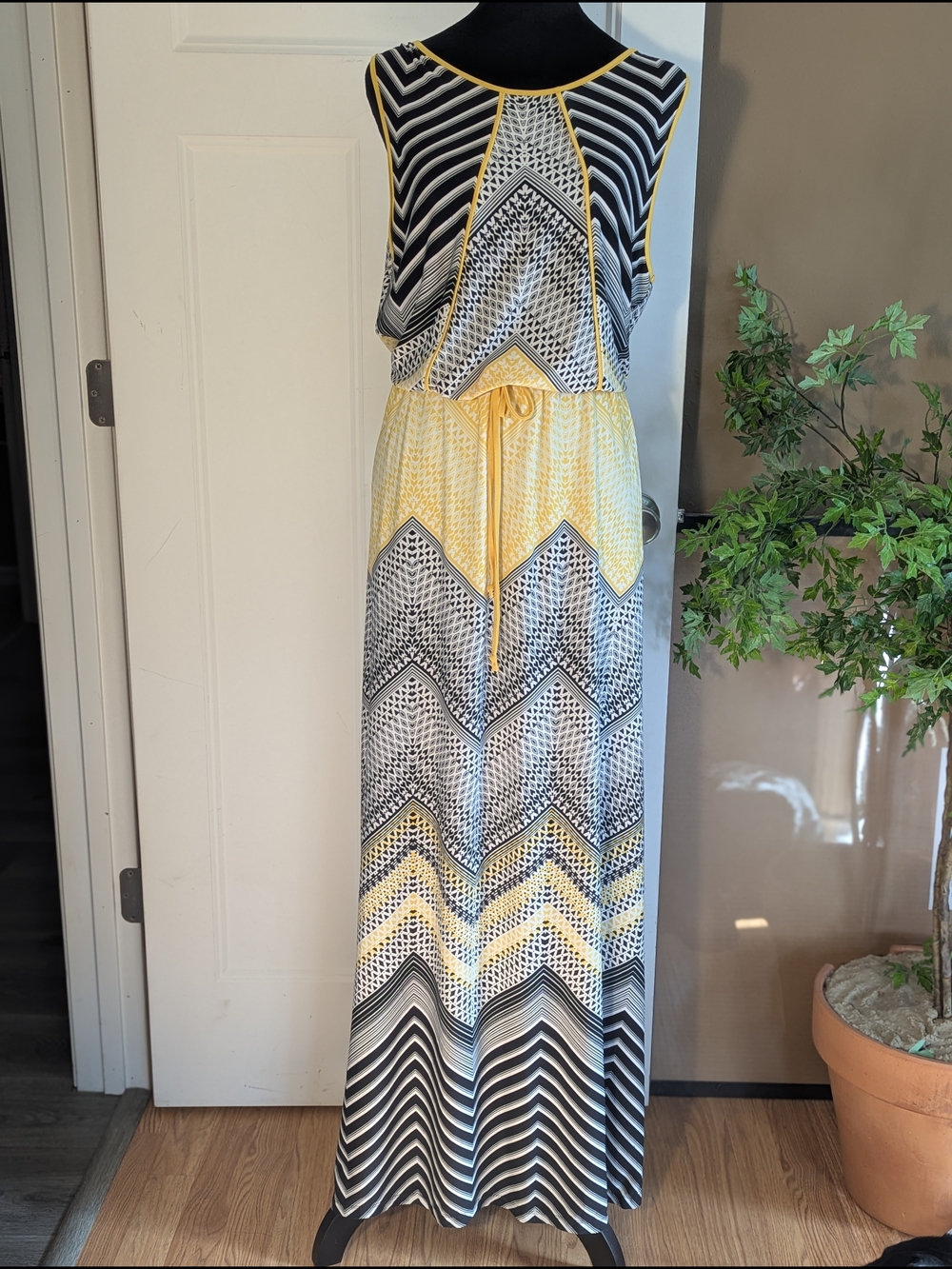 Signature by Sangria Yellow Black White Chevron Maxi Dress. Size 16.